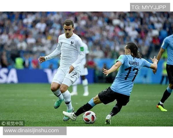 足球明星妻子华丽亮相赛场瞬间展现风采与魅力的精彩瞬间合集