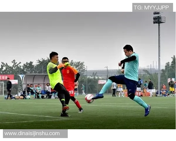 清纯面孔下的足球明星们揭示运动场上的另一种魅力与风采 清纯面孔下的足球明星们揭示运动场上的另一种魅力与风采